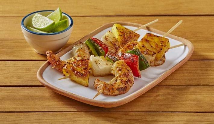 Brochetas de camarón con tomate y especias