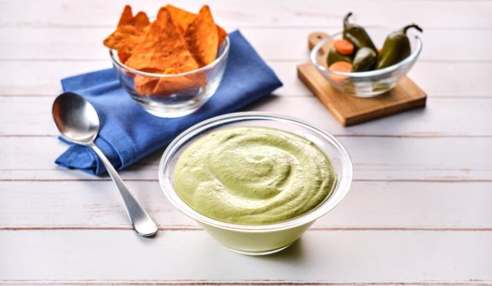 DIP de JALAPEÑO CREMOSO preparado con Media Crema NESTLÉ®