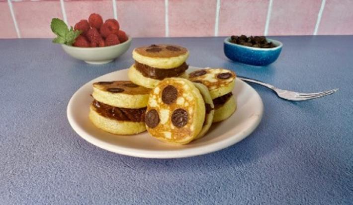 Mini Sándwiches de Pancakes Rellenos de Chocolate