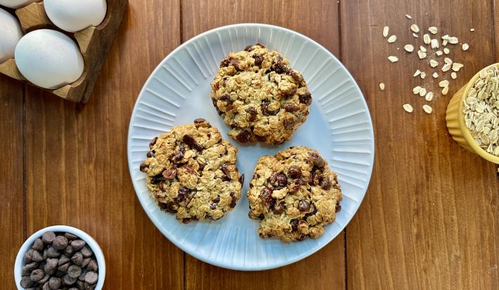 Galletas de avena con arándanos y chispas de chocolate Galletas de avena con arándanos y chispas de chocolate