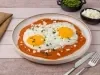 Huevos Estrellados con Salsa Roja