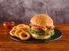 Hamburguesa con Tocino y Aros de Cebolla