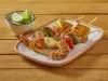 Brochetas de camarón con tomate y especias