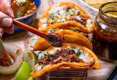Tacos con salsa de xoconostle Tacos con salsa de xoconstle.